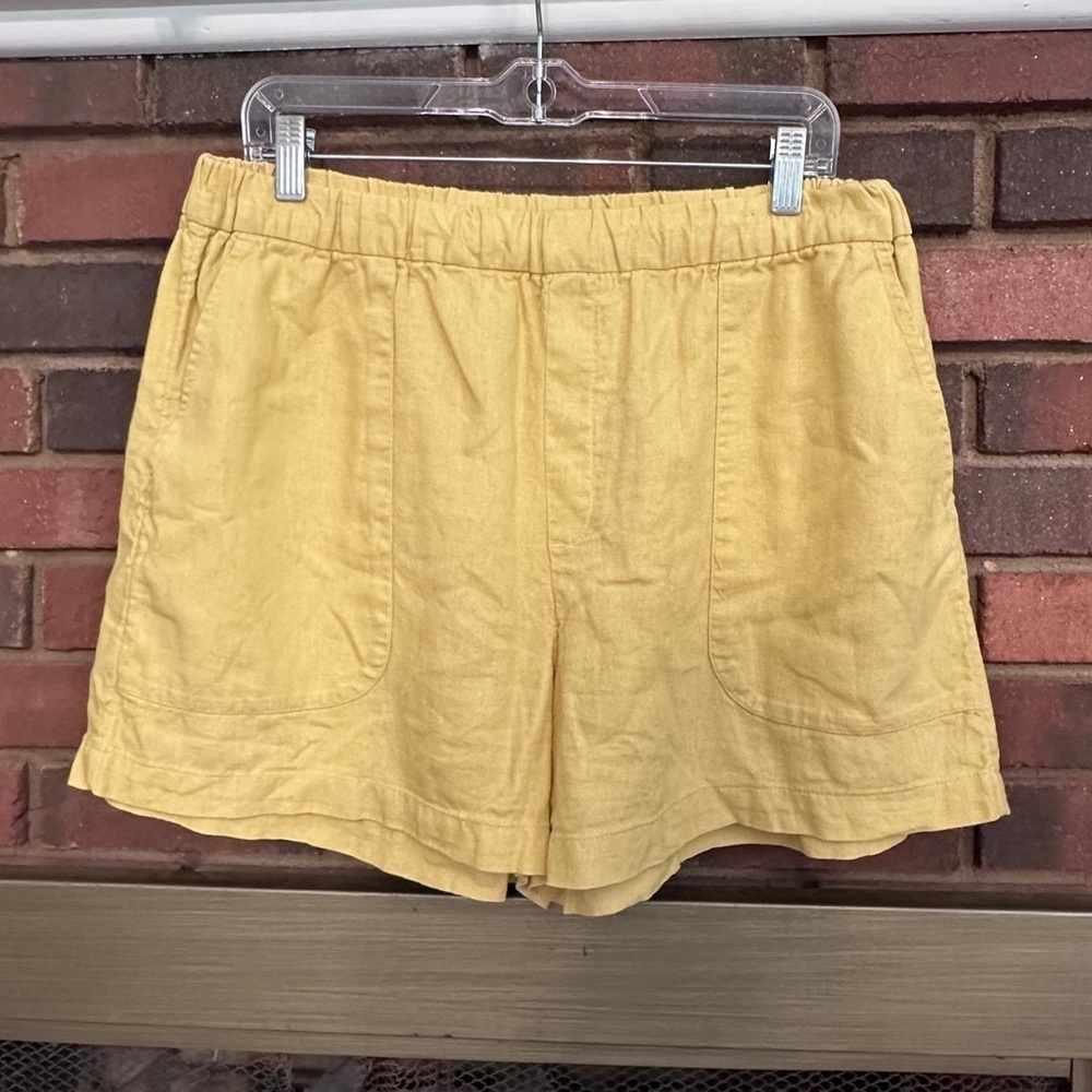 🛍️Banana Republic yellow shorts with pockets size Large